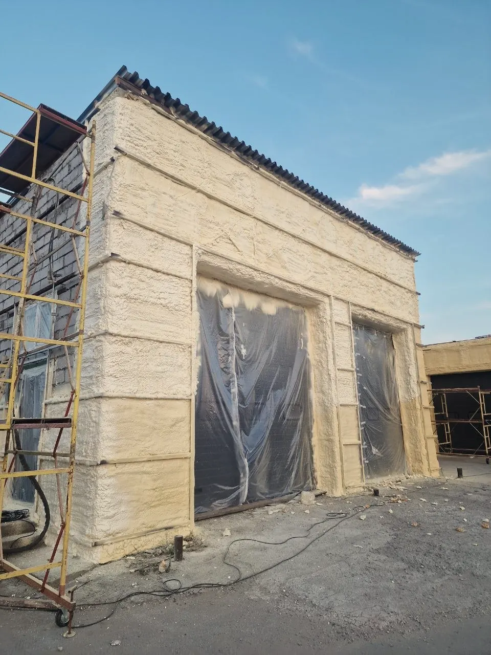 Бокс базы после напыления, ворота укрыты плёнкой