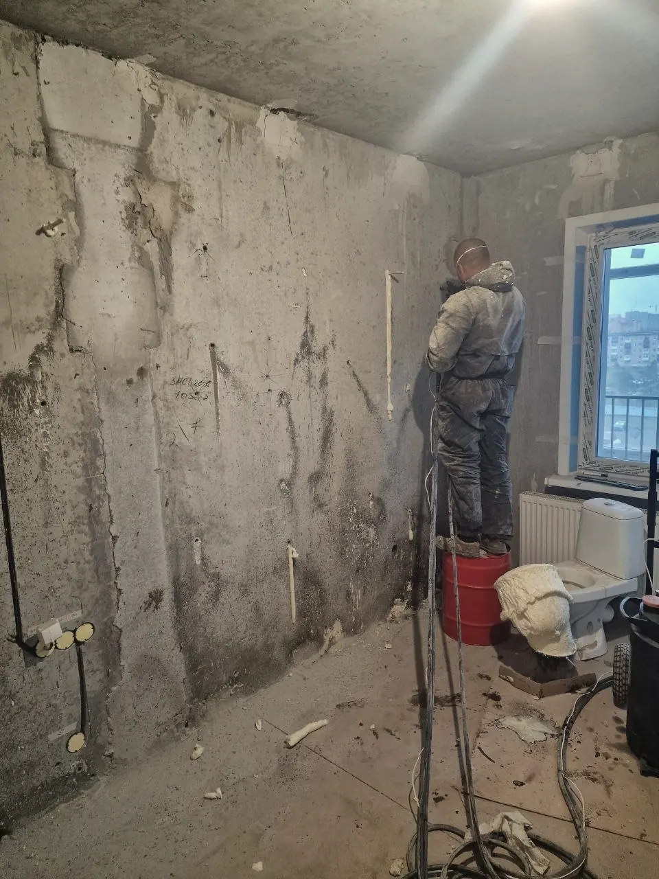Работа у стены со стороны помещения